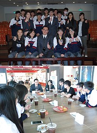　（上圖）馬祖高中商業服務學程老師梁秀萍、劉美紅帶領誠班高二學生前往遊客中心進行職涯規劃參訪，和采盟免稅店營業副理邱博文、營業組長王聖燁及營業員曹玲合影；（下圖）學長姐職涯分享後，學生在采盟旅遊補給站一邊享用餐點、一邊針對不懂的地方向學長姐提出問題。（圖／文：楊凱棻）