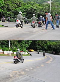 南竿三槍堡至清水村路段發生漏油意外,造成一名替代役摔車受傷,連江縣警察局及環保局接獲民眾報案之後,立即出動員警及工作人員到場指揮交通及進行處理。(圖/文:曹重偉)