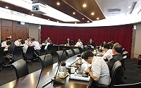 民航局、立榮航空與連江縣民意代表召開空中交通改善會議,針對C130支援計畫、馬祖鄉親20%機位保留票、南北竿機場改善方案進行討論。(圖:連江縣政府)