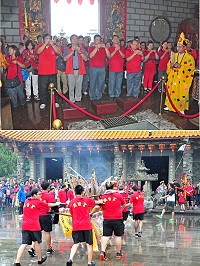 「桃馬」宗教交流不停歇,桃園閩台宮一行113人由主委游健雄領軍前往馬祖境天后宮會香及參訪,少見民俗陣頭吸引不少遊客及民眾圍觀,來到天后宮廟前更是百頭鑽動,熱鬧非凡。(圖/文:曹重偉)