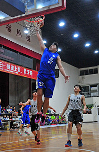 　第13屆健康上籃繼續精彩賽事，龍福旅遊主將黃鎮今年甫獲SBL最佳第六人及最佳進步獎，來到馬祖打球依舊全力以赴，運動家精神令人佩服。（圖／文：曹重偉）