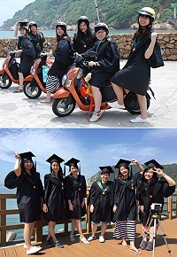(上圖)6位台大職能治療學系大四學生李家甄、陳怡伶、董雅綺、林語柔、曾瑋玟、高雨蓁來到馬祖,騎乘電動車前往各地拍攝畢業照。(下圖)李家甄一行人在介壽澳口留下美麗身影。(圖/文:楊凱棻)