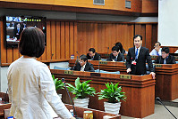 　縣議會定期會開議，議員們儲備半年民意能量強力釋放，全力就交通打結議題提出質詢，要求縣府在發展觀光的同時，一定要兼顧民眾行的基本權益。（圖／文：曹重偉）