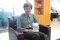 　馬祖詩人謝昭華第1本散文集《島居》5月初上市，他以充滿情感的文字，記錄在地鄉親走過漫長歷史歲月的生活點滴。（圖／文：楊凱棻）