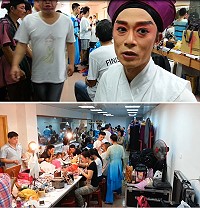 (上圖)馬祖素人在終場後台述說演戲心聲。(下圖)演員在後台忙於化妝準備上台。(圖/文:揚凱棻)