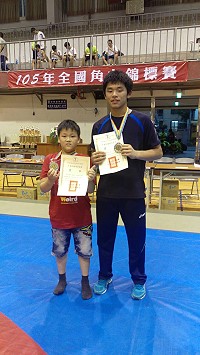 　105年全國角力錦標賽傳捷報，仁愛國小邱益新（左）及中正國中溫浚虢（右）同獲銀牌。（圖／文：楊凱棻）