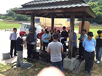 坂里村民對景觀海堤強度提出質疑,代表會與公所和縣府主管部門、設計以及包商現勘討論。(圖:北竿鄉代會)