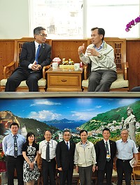 立榮航空董事長林志忠拜訪縣長並討論交通議題,同意縣府提案保留票機制,並指示盡快辦理。(圖/文:馮紹夫)