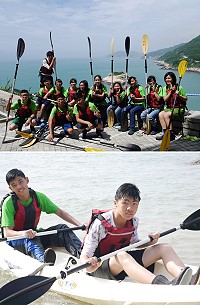 　中正國中小六月禮讚－105級畢業典禮系列活動開跑，13位畢業生從芹壁海邊跨海到龜島進行獨木舟航行體驗。（圖：曹博鈞提供）