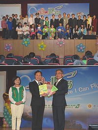 (上圖)「我心飛揚─I Believe I Can Fly」生涯發展講座,鼓勵學生帶著一顆飛揚的心,勇於追夢。(下圖)張榮發基金會執行長鍾德美(左)、立榮航空董事長林志忠(右)致贈縣長劉增應情緒卡輔導教具。(圖/文:楊凱棻)
