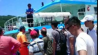 莒光航班「東海明珠」滿載190名客人,因船公司未落實登記上船人數提前通報至西莒,導致西莒乘客無法搭乘往東莒或南竿,一度引起台灣遊客鼓譟,議員陳貽斌趕往碼頭協調處理。(圖/文:宋幸儒)