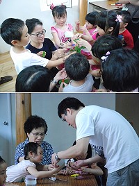 馬祖家扶中心28日舉辦當我們「童」在一起─親子兒童繪本共讀課程,場面熱鬧溫馨。三代同堂一起合作完成毛毛蟲美術作品。(圖/文:楊凱棻)