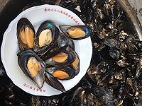 夏天到,馬祖淡菜慢慢進入肥美期,市面上已經開始販售了。(圖/文:陳鵬雄)