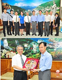 曾任連江地檢署檢察長的法務部廉政署副署長洪培根昨天重訪馬祖,受到縣長劉增應、秘書長張龍德等人熱情歡迎,議長張永江也到場作陪,雙方互贈紀念品,建立友誼橋梁。(圖/文:曹重偉)