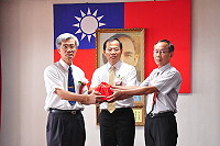 　台灣電力公司馬祖區營業處新舊任處長佈達交接典禮，新任處長張毓哲（右1）正式接下台電馬祖營業處長一職。（圖／文：馮紹夫）