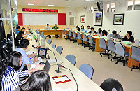　縣府召開105年度連江縣低碳永續家園第1次工作推動聯繫會議，主要聽取顧問公司簡報低碳永續家園運作體系執行推動說明、今年度連江縣評等認證參與對象確認及縣市溫室氣體盤查工作與配合執行事項說明。（圖／文：曹重偉）