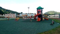 塘岐運動場全新遊樂場完工,吸引不少大人小孩前往遊玩。(圖/文:陳鵬雄)