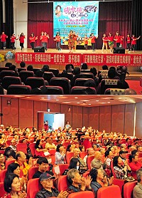 衛生局健康宣導結合「曉水珠心靈之旅」贏得滿堂彩!由資深藝人周嘉麗率領的眾家藝人專程為鄉親帶來多首經典老歌,讓台下聽眾們如癡如醉,彷彿重溫當年追星青春時光。(圖/文:曹重偉)