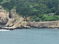 　東引北海坑道，因為落石封閉多年，但是外部景觀仍有可看性，時常見到遊客造訪。（圖／文：陳其敏）