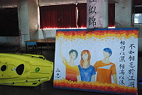 　105年馬祖高中畢業典禮會場布置充滿海洋元素，學弟妹也精心繪製壁畫，祝福畢業生鵬程萬里。（圖／文：楊凱棻）