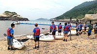 中山國中推廣獨木舟運動,邀請南北竿各校應屆畢業生在芹壁體驗操舟樂趣。(圖/文:陳鵬雄)