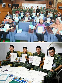 (上圖)依公依嬤收到彩繪素描,開心不已。(下圖)四人手拿素描畫作,桌面上是依公依嬤臨摹用的照片。(圖/文:陳又傑)