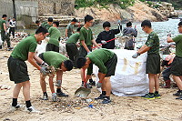 　官兵齊力淨灘，恢復復興村海灘美麗海岸。（圖／文：呂鎮宇）