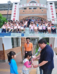 南竿鄉公所致贈南竿3校應屆畢業生禮物,由鄉長陳振國為畢業生送上實用小禮物。(圖/文:馮紹夫)