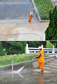 陳年地板污垢洗不掉?請來高壓清洗機準沒錯!福澳清潔公司耗資引進大型高壓清洗機,工作人員穿好防護雨衣再開啟開關,就可以輕鬆把原先沾滿頑垢變黑的牆面、牆縫及地面的髒污清洗乾淨。(圖/文:曹重偉)