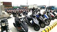 　北竿出租機車大爆量，停車格已經出現一位難求現象。（圖／文：陳鵬雄）
