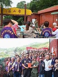 (上圖)團員們與北竿擎天樂團互動熱絡;(下圖)黃團長頒贈雄獅據點官兵慰問金。(圖/文:陳又傑)