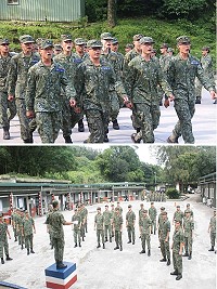 (上圖)通資連整齊的隊伍與雄壯的歌聲展現部隊高昂士氣。(圖/文:呂鎮宇);(下圖)莒光本部連弟兄高亢的歌聲令人印象深刻。(圖/文:趙逸翔)