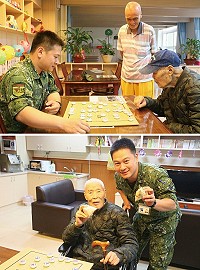 (上圖)嘉強的棋藝讓宋伯伯思考許久;(下圖)嘉強送上粽子,祝福宋伯伯端午佳節愉快。(圖/文:呂鎮宇)