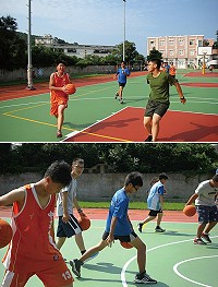 (上圖)傑翰與學童在球場上較勁,教學相長。(下圖)孟修將校隊所學的技能傳授給學子們。(圖/文:陳玉笈)