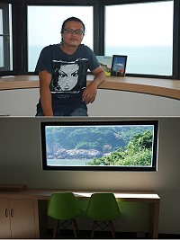 55據點青年民宿老闆之一的李振元暢談軍事據點改造民宿的甘苦談。民宿內部開放式空間和寬敞窗戶使旅客不用踏出戶外也可遠眺海景。(圖/文:楊凱棻)