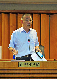 　議員曹以標進行質詢。（圖／文：曹重偉）