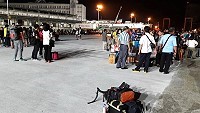 「臺馬之星」16日故障,374位在基隆旅客下船並等待改搭「臺馬輪」。(圖:邱子祐)