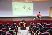　徐棟英老師示範正確的腿部伸展動作。（圖／文：呂鎮宇）
