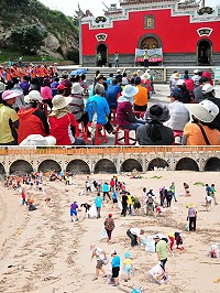 響應「世界海洋日」,環保局昨天特在復興海灘舉辦全民淨灘、海洋保護宣導活動,吸引200多位鄉親及環保志工共襄盛舉。(圖/文:曹重偉)