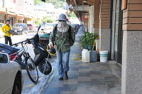 　夏天到蚊蟲孳生，北竿鄉展開環境用藥噴灑工作。（圖／文：陳鵬雄）