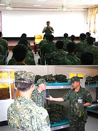 上圖:莫指揮官提醒接訓幹部應時時注意學員的安全。下圖:參謀長表示生活設施細節不可馬虎。(圖/文:呂鎮宇)