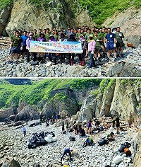 東引軍民響應六月的世界環境日,前進圓圓澳淨灘,共同維護海洋生態及海岸環境。(圖:東引鄉公所提供)
