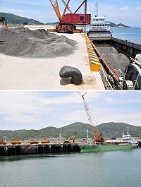 因應中國大陸禁運河砂,地區營造業者們自力救濟向台灣業者採購1400噸的河砂,昨天上午10時由「大山輪」運抵福澳港,業者立即趕潮水進行卸載工作。(圖/文:曹重偉)