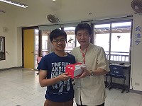 大學指考登場,今年僅4名考生,創地區史上最少考生紀錄,教育局長陳冠人代表縣長劉增應前往致贈禮物。(圖:教育局)