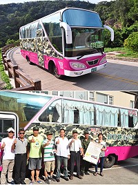 假日觀光公車正式起跑,迷彩車身超搶眼,各項超值優惠讓遊客一票玩到底。(圖/文:馮紹夫)