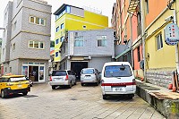 　東引農會舊址一樓空間閒置許久，鄉公所借用規劃為機車停放空間。（圖／文：陳其敏）