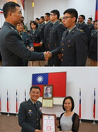 (上圖)指揮官為晉陞官兵授階。(下圖)指揮官頒發105年度志工媽媽聘書。(圖/文:陳又傑)