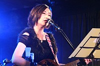 詩+樂饗宴4日牛角海老屋,小實(小老鷹合唱團主唱)彈唱。