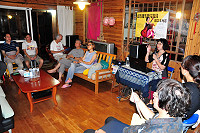 　「詩人采詩在馬祖」2日晚間由詩人葉莎主講「詩點子－教你找到自己的詩路線」，分享靈感來源與創作手法，還與多位在地詩人心靈交流；今晚7時將由小老鷹合唱團帶來《城市裡未聽完的•詩巡迴》安可場。（圖／文：曹重偉）