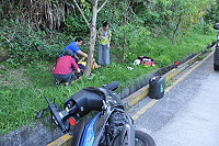 　北竿白沙一高姓鄉親成功坡摔車造成頭皮嚴重撕裂傷，路人報案並協助送醫。（圖／文：陳鵬雄）